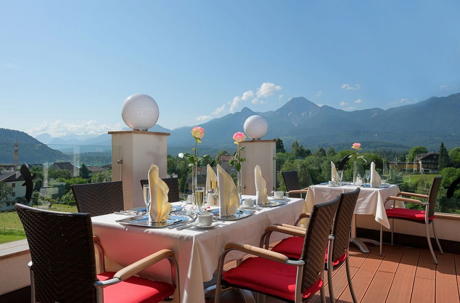 Sonnenterrasse mit Blick auf Berge © Hotel Pension Melcher