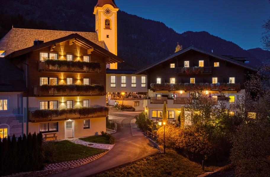Kirchenwirt bei Dämmerung © Landhotel Kirchenwirt
